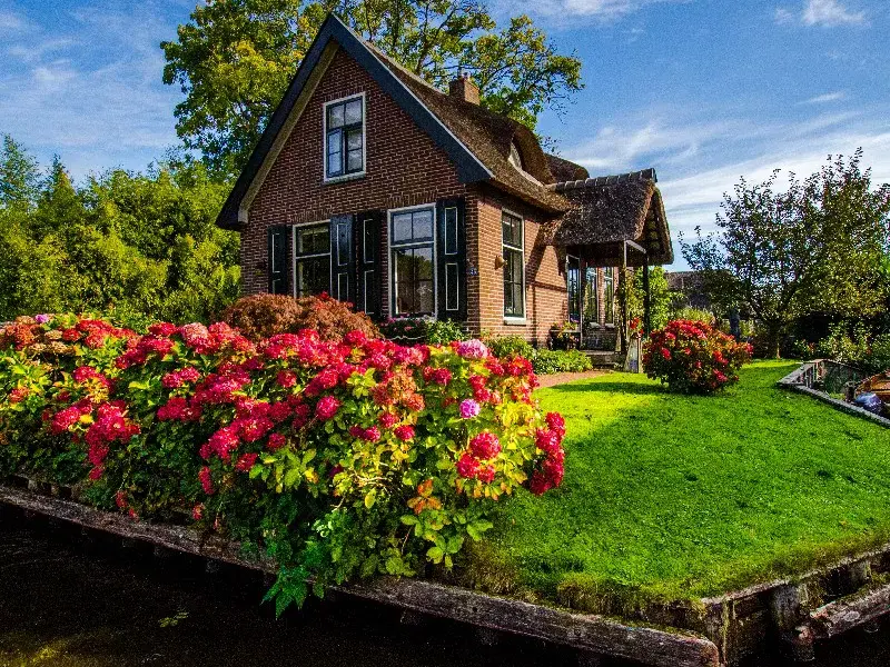 Giethoorn: Highlights Canal Cruise & Sightseeing Village